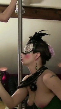 Action cosplay avec des strip-teaseuses masquées