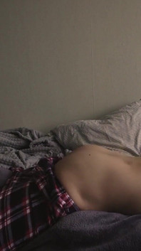 Rutina matutina. Papi imagina puta más o menos en un coño apretado en lugar de almohada suave