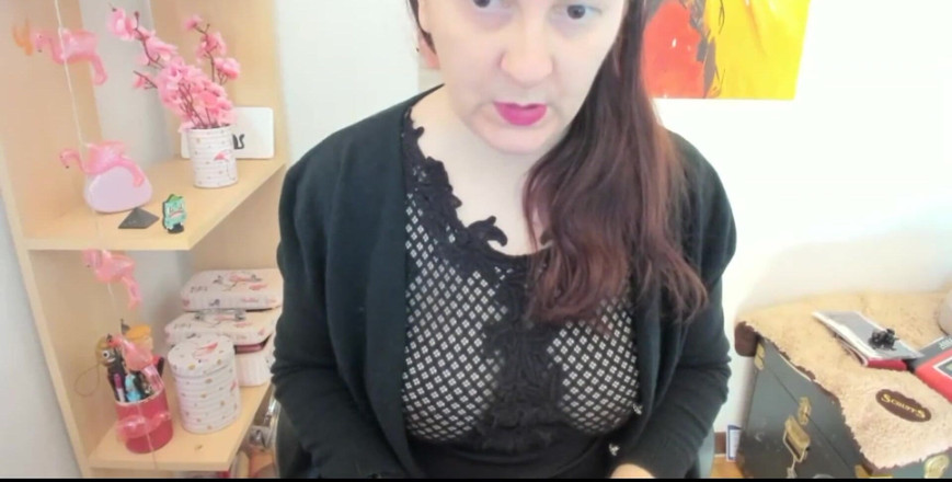 Nicoletta Embassi: Vaše italská macecha masturbuje svou chlupatou kundičku