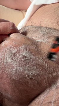 Koşulsuz Güven. Karım penisimi kesiyor ve tıraş ediyor. Karına bu kadar güvenebilir misin?
