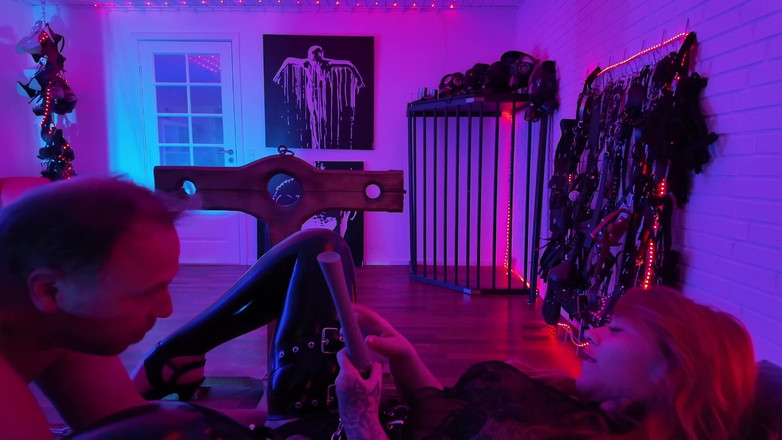 Domina Dark: Gattona per la tua pornostar