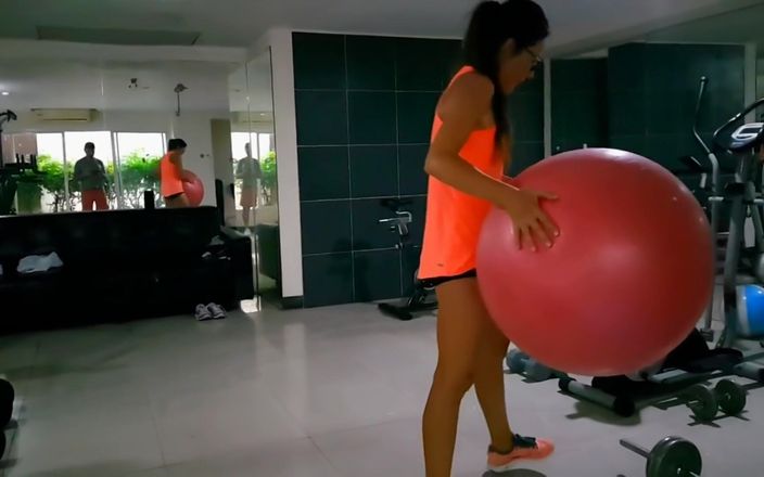 Fap flix: Sexy haarige MILF trainiert im Fitnessstudio ohne Höschen und mit...