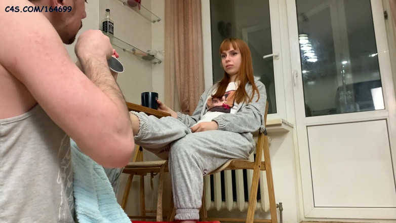Petite Princesses Femdom: Amatorska prawdziwa kobieca dominacja stóp - Szoruje kurz stóp mistress Kirae