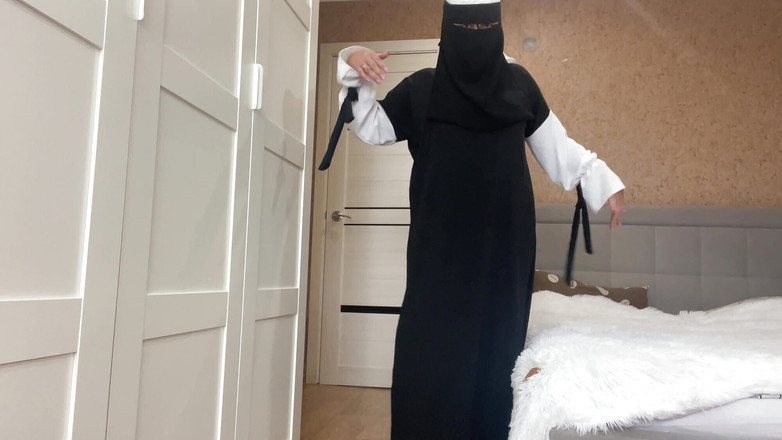 Lux Eva: Árabe com peitos grandes dançando e masturbando sua buceta apertada