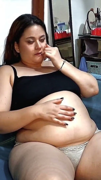 Nicole nacpe monster sendvič a tře si celé břicho