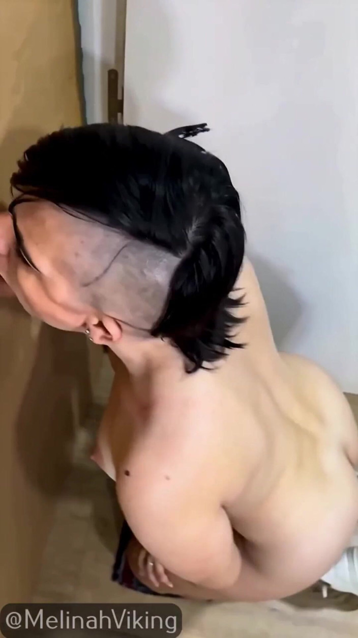 Melinah Viking: Curvă la gaura din zid - glory hole