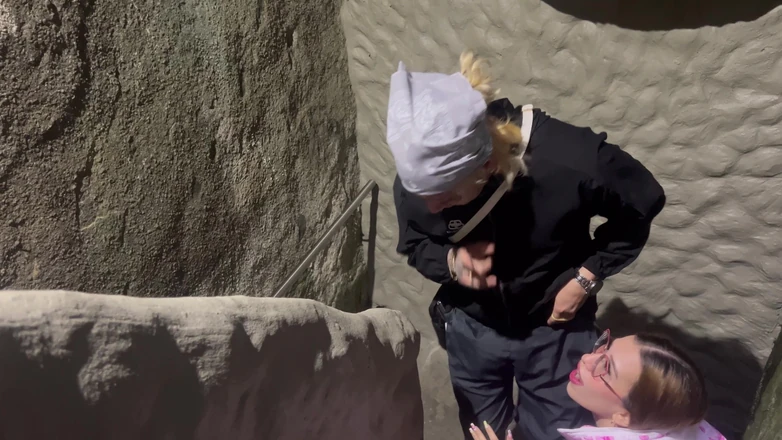 Katty Blake: Katty Blake je objevena turisty, kteří mají sex v Piedra...