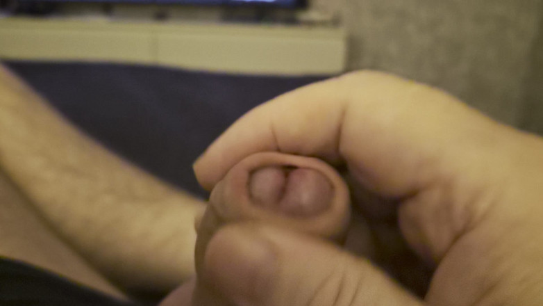 Pellefnatt: मेरा दोस्त बिस्तर पर झूठ बोलता है और मेरे गीले छेद की प्रतीक्षा कर रहे अपने बड़े लंड के साथ खेलता है