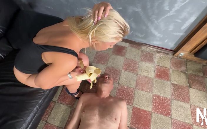 Nikky Thorne: Selvagem milf princesa Nikki dando a seu escravo tudo o...