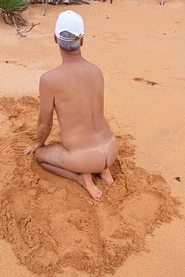 Ladysilvas: Ladysilva nuda in spiaggia mostra il suo culo abbronzato con...