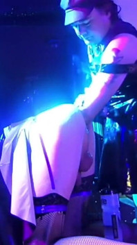 Slutpubbyのクラブナイトで肘を越えて深い肛門Stretch_events拳を取得する
