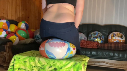 BeachBallsDuo: Weve Totaly başka bir 21 renkli plaj topunu ezdi! Yavaş çekimli 40-60 cm 2...