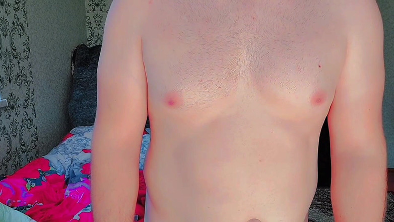 Kitty_Cross: Shemale cantik membonggol lutut semasa duduk di atas rumput