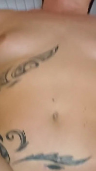 Calda matrigna amatoriale sexy cavalca il suo grosso cazzo per sborrare con orgasmi squirting che scuote il suo corpo mentre lei implora di smettere