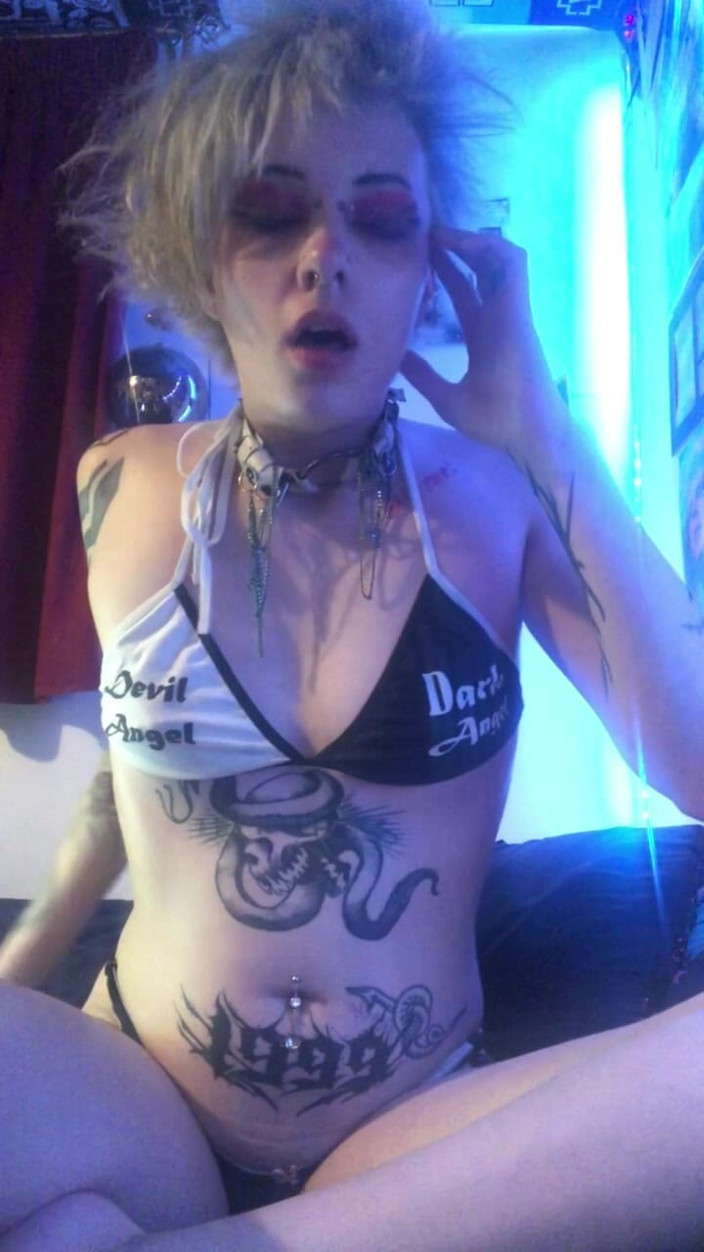 Glitterqueen1999: Coughing Fetish Cough Whilst Vaping Naked