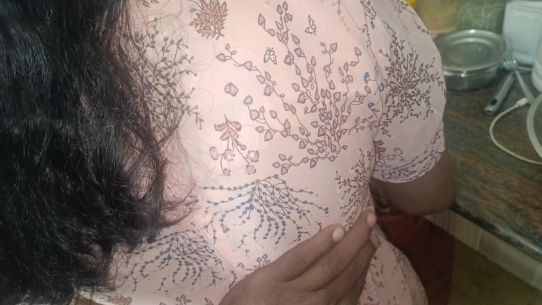 Laxi ammu: Romansa hot ibu rumah tangga di dapur