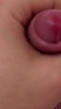 Pengalaman gloryhole pertamanya berakhir dengan crot 6 kaki