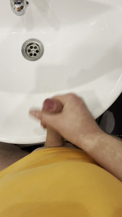 Young cum: O Cara Se Masturba No Banheiro E, Filmando Tudo De...