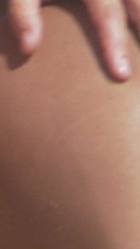 Latin kadın açık havada ırklararası bir ilişkide sikiliyor