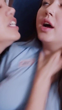 Consegnaci il tuo pacco! Ragazze arrapate fanno sesso virtuale con ragazze postali