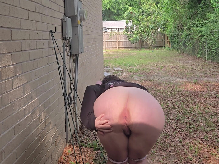 Mushroombitchx: 밖에서 오줌 싸는 강아지!