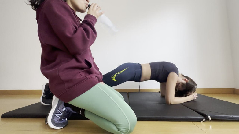 scarlettandc: Deux Lesbiennes Baisent Sur Leurs Tapis De Sport En Leggings