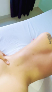 Blonde tiener met grote reet berijdt een grote pik en krijgt dan cumshot in haar poesje