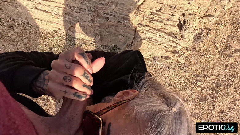 EroticOnlyClips: タトゥーを入れたブロンドのミルフがビーチでワイルドな屋外セックスを楽しむ