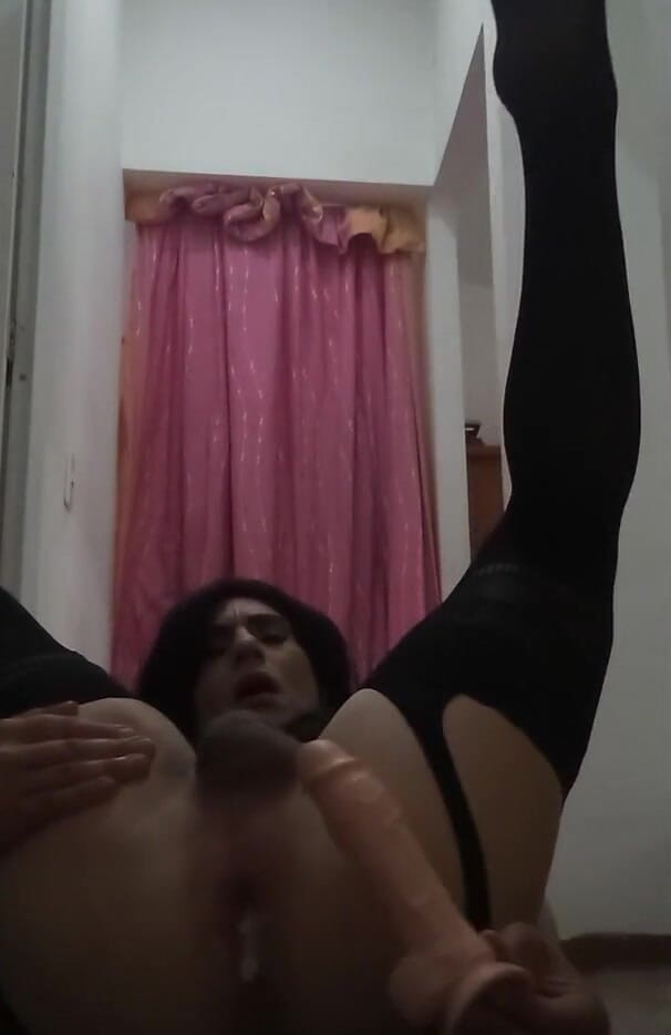 Andrea Travesti Bogota: Милий колумбійський транссексуал у сексуальній нижній білизні грає з ділдо в дупі