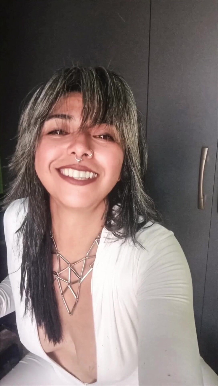 Casia Castro: Anleitungen zum Rauchen in einem wunderschönen weißen Anzug