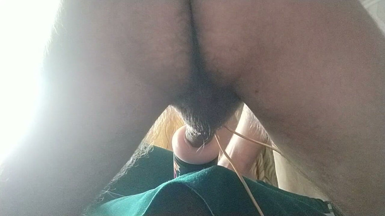 Hot guy solo: Geiler schwuler, grob fickt falsche elektrische muschi, stöhnen und kommen...