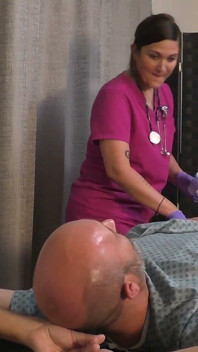 Krankenschwester Ayla Aysel macht ihren patienten entspannt für eine Operation mit handjob