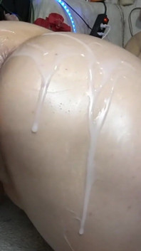 Chica cachonda super mojada, cubierta de esperma divirtiéndose con máquina de follar!