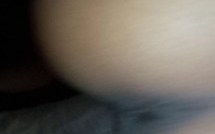 madusanka115: La mia ragazza allarga il lato posteriore e mi lascia...
