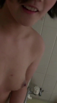 Sari pensa di essere sola in casa si toglie la figa ma trova il cazzo in bocca