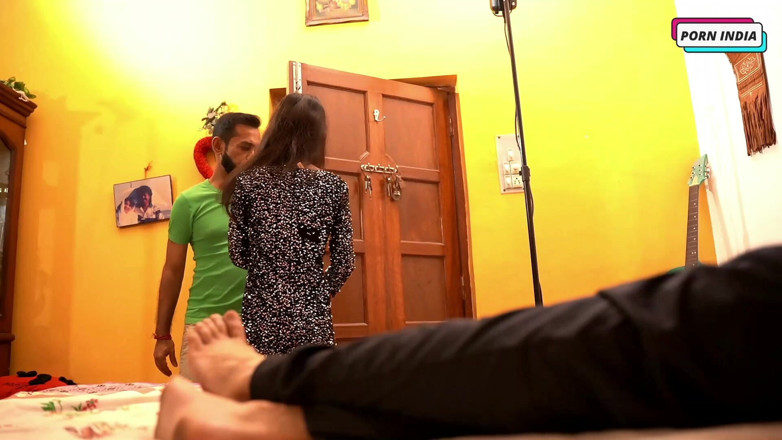 Porn India Studio: Beste freundinnen haben hardcore-dreier-sex