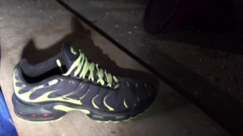 Sneaker gay: Gizli bodrum katında pullu genç kız spor ayakkabısı aşağılaması
