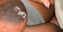 Super sexy ebony cuties: Mačkání a dojení mých tvrdých bradavek