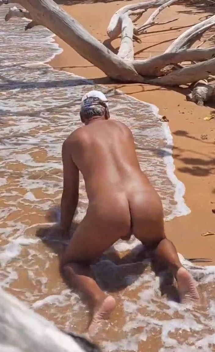 Ladysilvas: Ladysilva Crossdresser在海滩上想要继父的屁股