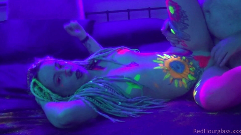 Red Hourglass Amateurs: Blacklight Fun with Melanie Sugar