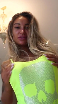 Styvmamma Monika Fox suger en stor kuk