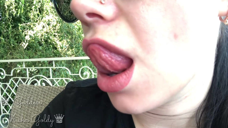 Goddess Misha Goldy: 性感的大嘴唇舔和嘴唇气味和亲吻和眼镜恋物癖在湖上