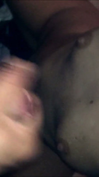 Facet z Tindera uczy mnie, jak ssie i połykać swoją spermę