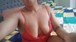 我的继女一边吃她的禁忌苹果，一边抚摸她美味的紧致多汁阴户