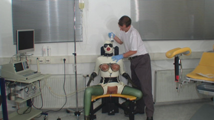 Rubber & Clinic Studio - 1ATOYS: Experiență ciudată cu cauciuc