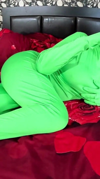 Pełna gra Zentai Encasement Toy Play. BBC Dildo złośliwiec, cipki uderza i palenie przez nylon