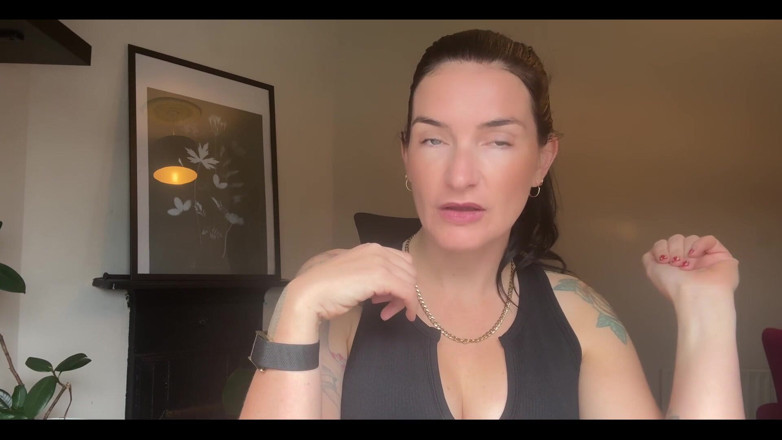 Adreena Winters: Neredeyse Locktober oluyor. Yani yarağın kilitli olacak ve cüzdanın açık...