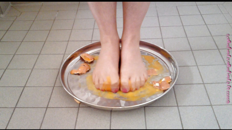 Carmen_Nylonjunge: Aplastar los huevos crudos y mear el pie de nylon **