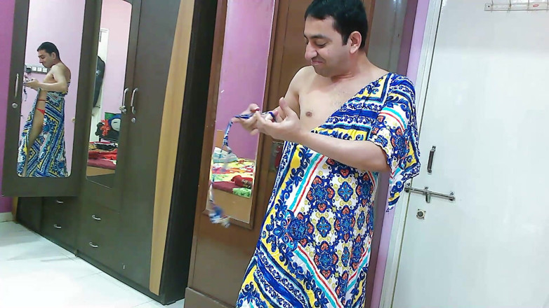 Cute & Nude Crossdresser: Сексуальный сисси кроссдрессер фембой сладкий Lollipop на пляже сокрытием с сексуальными трусиками внутри и шлепаном.