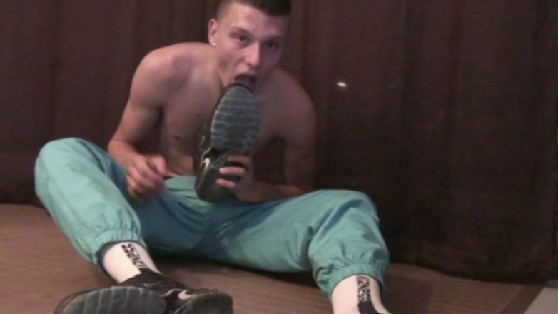 Sneaker gay: Masturbación en solitario con zapatillas de deporte para q heterosexual...